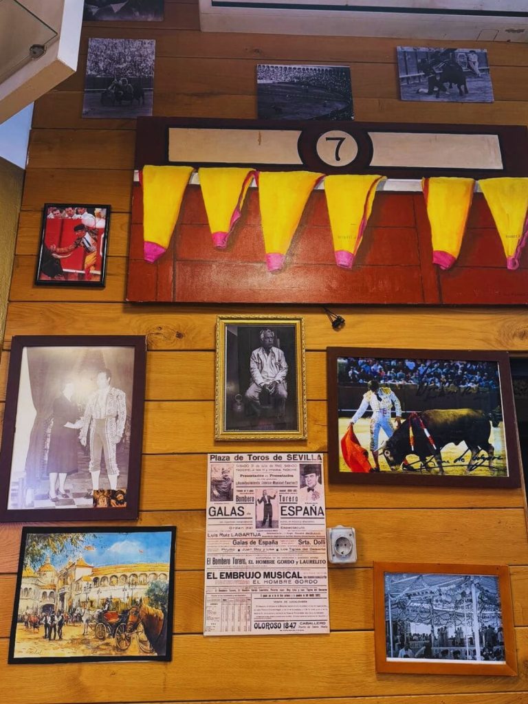 Foto e manifesti nell'arena La Maestranza di Siviglia
