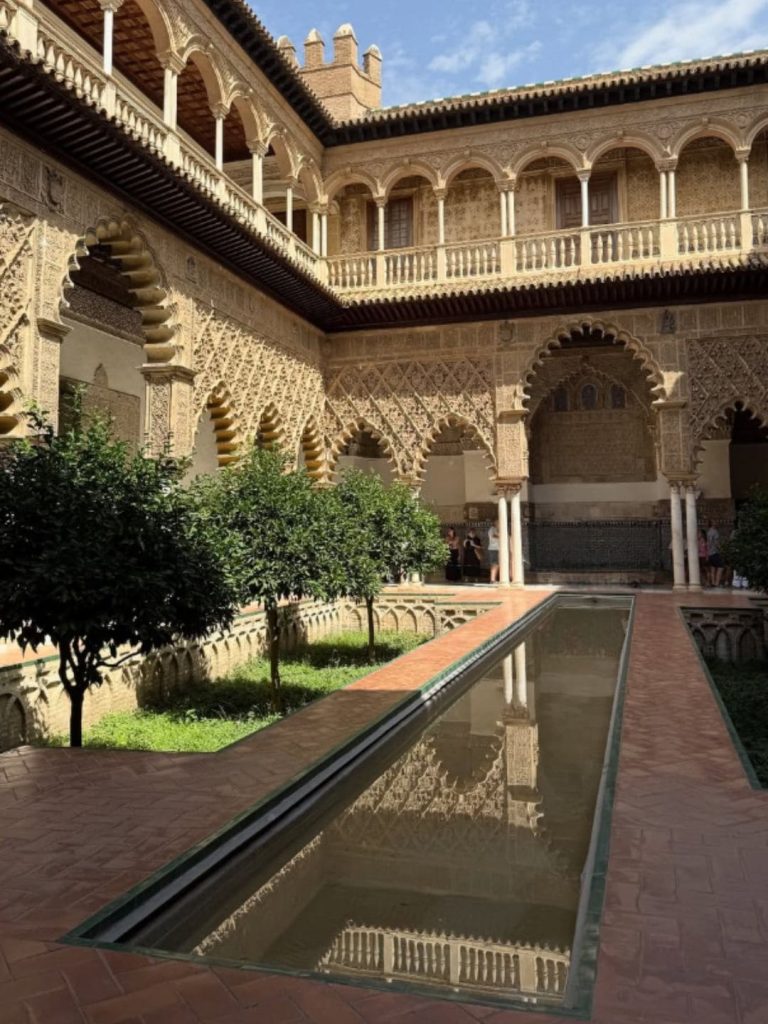 Uno dei patios dell'Alcazar di Siviglia
